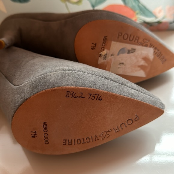 Pour La Victoire Grey Suede Pumps Size 7.5 - Picture 3 of 3
